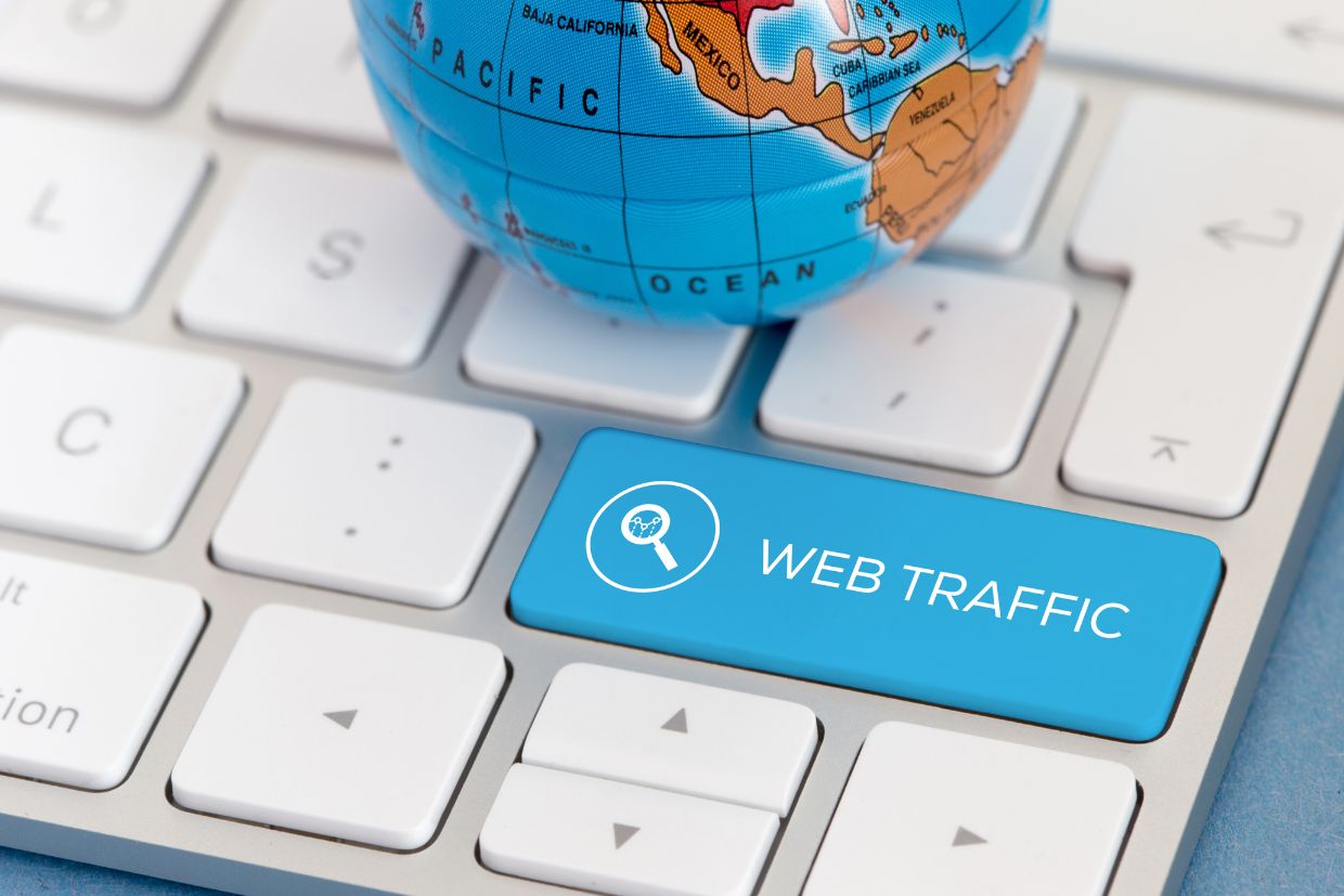 Ein Bild mit einem kleinen Teil einer Tastatur. Auf der Enter-Tastatur steht jedoch Web Traffic.